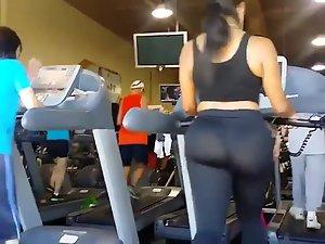 Big butt voyeured while on a treadmill Picture 2