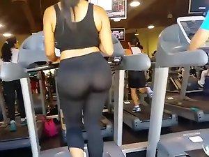 Big butt voyeured while on a treadmill Picture 6
