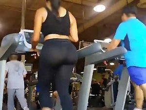 Big butt voyeured while on a treadmill Picture 7