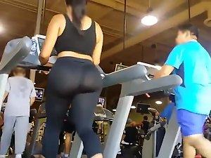 Big butt voyeured while on a treadmill Picture 8
