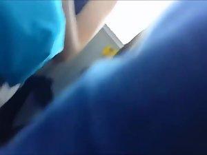 Peeping between commuter girl's legs Picture 2