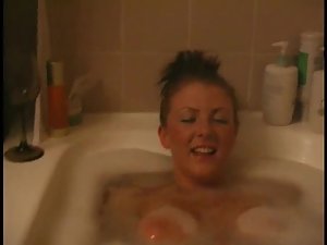 Filming girlfriends's seductive bath Picture 3