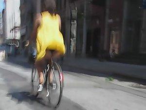 Accidental nudity on a bicycle Picture 6