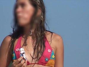 Sexy girl dancing and chewing candy on beach Picture 1