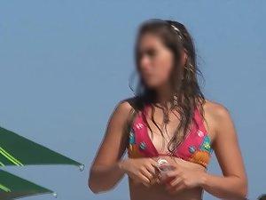 Sexy girl dancing and chewing candy on beach Picture 6