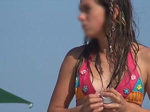 Sexy girl dancing and chewing candy on beach Picture 7