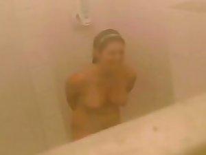 Women peeped as they chat in a shower Picture 1