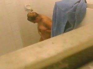 Women peeped as they chat in a shower Picture 2
