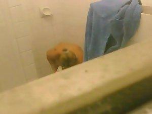 Women peeped as they chat in a shower Picture 3