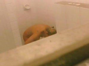 Women peeped as they chat in a shower Picture 4