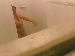 Women peeped as they chat in a shower Picture 5