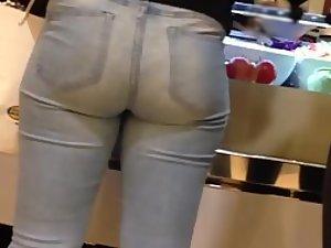 Hot asses of girls in the fast food Picture 1