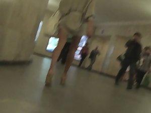 Voyeur tricks a hot girl to see upskirt Picture 2