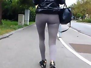 Sexy girl is a fast walker Picture 1