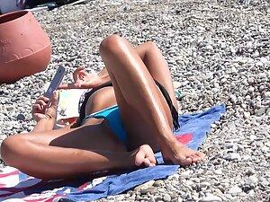 Easy to get lusty when you see her pussy on beach Picture 3