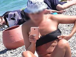 Easy to get lusty when you see her pussy on beach Picture 4