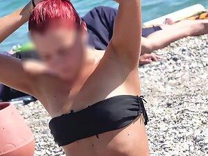 Easy to get lusty when you see her pussy on beach Picture 5