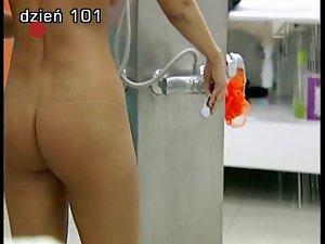 Sexy girl showers in big brother show Picture 4
