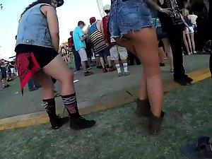 Hot girl dances during a street concert Picture 2