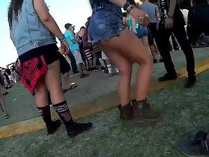 Hot girl dances during a street concert Picture 5
