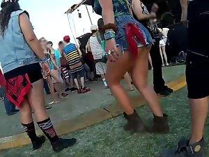 Hot girl dances during a street concert Picture 7
