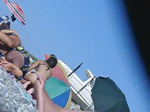 Spying a hot girl in beach crowd Picture 1