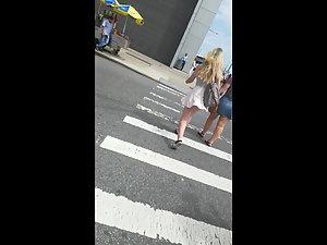Wind raises teen girl's skirt and shows her ass Picture 3