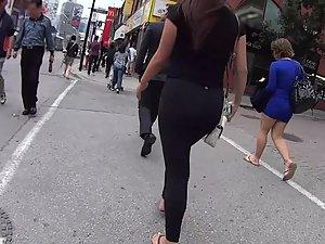 Curvy girl in all black and flip flops Picture 4