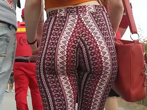 Epic ass wiggle in hypnotic leggings