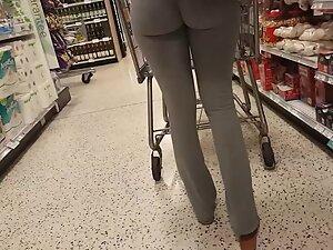 Big butt looks like a sexy tease in supermarket Picture 7
