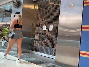 Perfect bubble butt gets spotted in shopping mall Picture 1
