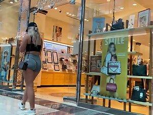 Perfect bubble butt gets spotted in shopping mall Picture 2
