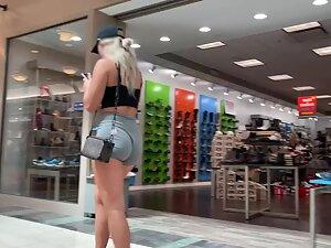 Perfect bubble butt gets spotted in shopping mall Picture 3