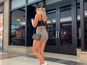 Perfect bubble butt gets spotted in shopping mall Picture 5