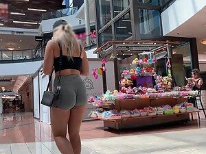 Perfect bubble butt gets spotted in shopping mall Picture 6
