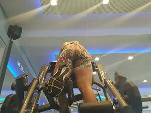 Booty building in tight jaguar gym suit Picture 1