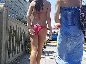 Sexy ass swaying from left to right in a bikini Picture 1