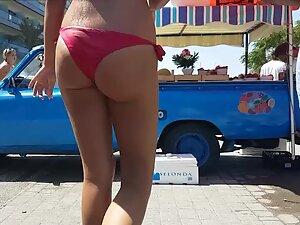 Sexy ass swaying from left to right in a bikini Picture 2