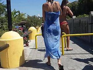 Sexy ass swaying from left to right in a bikini Picture 4