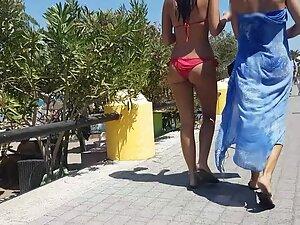 Sexy ass swaying from left to right in a bikini Picture 7