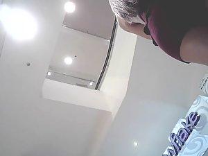 Upskirt of smoking hot babe Picture 8