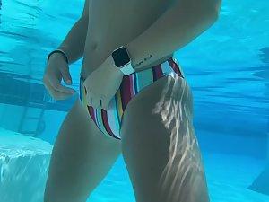 Gorgeous girl's underwater activities Picture 2