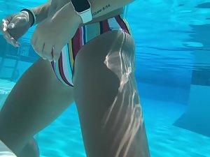 Gorgeous girl's underwater activities Picture 3