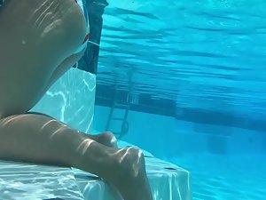 Gorgeous girl's underwater activities Picture 5