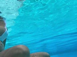 Gorgeous girl's underwater activities Picture 6