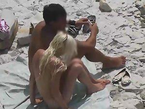 Voyeur peeps on nudists having beach sex Picture 7