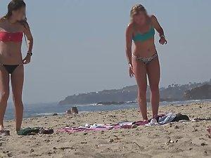 Hot teens play frisbee on the beach Picture 4