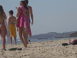 Hot teens play frisbee on the beach Picture 6