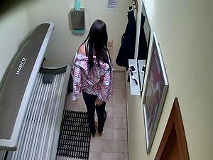 Hidden cam caught a girl in a solarium Picture 2
