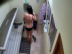 Hidden cam caught a girl in a solarium Picture 4